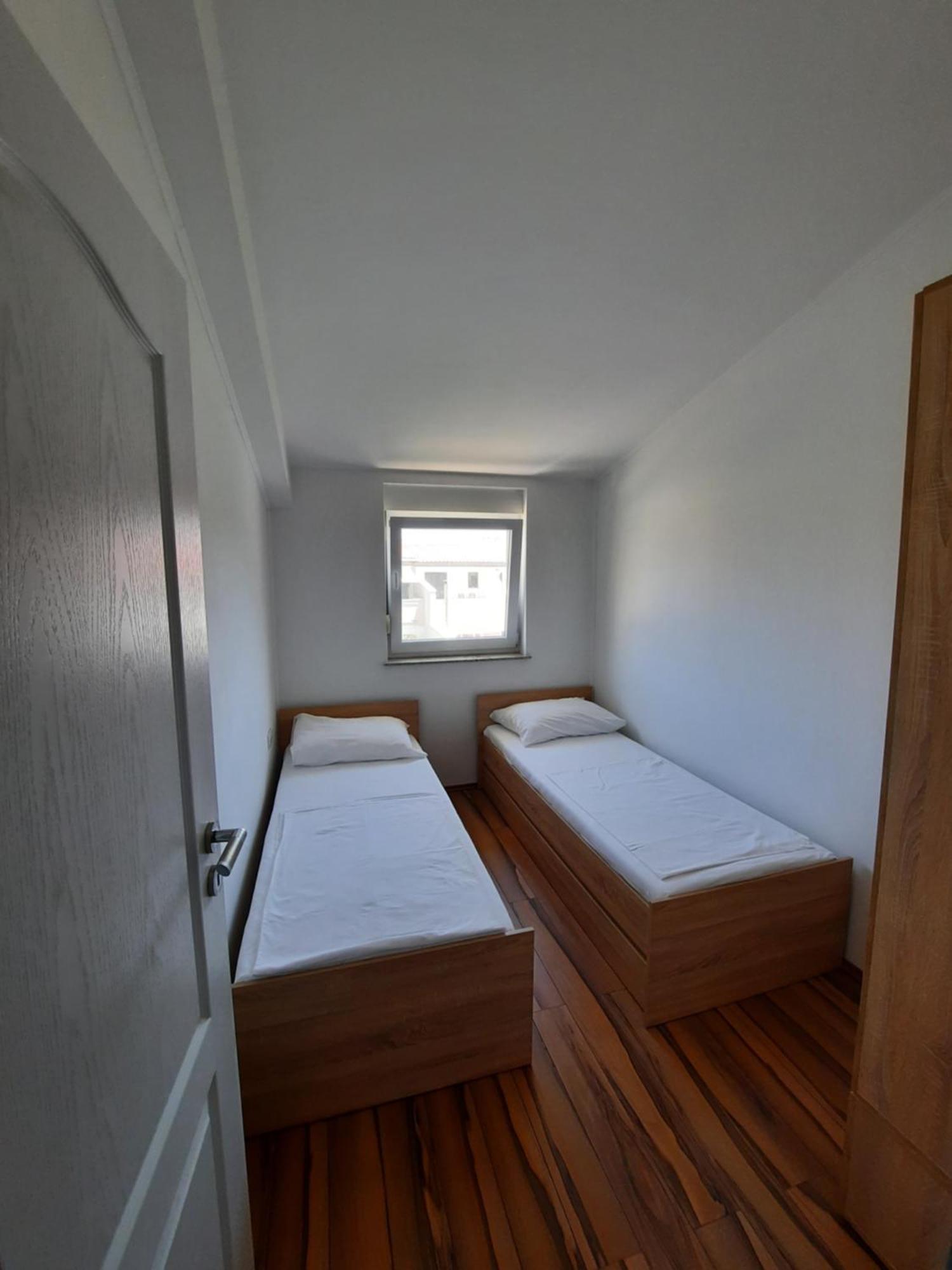Apartments Maretic Mandre Buitenkant foto